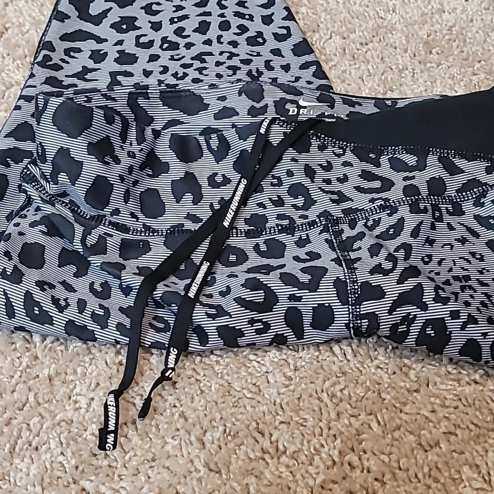 Nike Running legging crop pant workout grey black animal print womens small - Picture 10 of 10